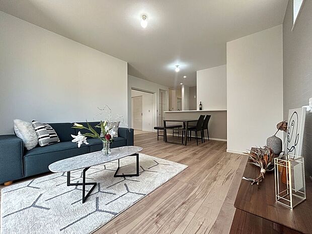 【リビング】明るく開放感あふれるリビング。大きな窓からの自然光が明るく心地よい空間を作り出します。シンプルな内装は家具やインテリアとの相性も良く、家族団らんや友人との集まりに最適な場所です。