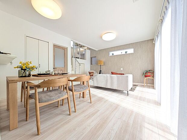 【【1号地】ダイニング】温かみのあるダイニングスペース。シンプルで落ち着いた雰囲気が、家族や大切な人との楽しいひとときを優しく包み込みます。心地よい空間で、毎日の食事がもっと特別に感じられる場所です。