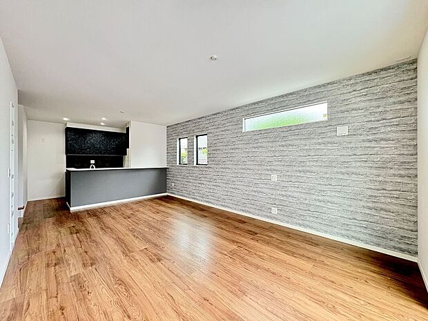 【リビング】【1号地】広いリビングは空間に余裕があり、開放的な雰囲気を生み出します。心地よい自然光が入りやすく、明るい印象に。リビングに収納を設けることで、スッキリとした印象を保つことができます。