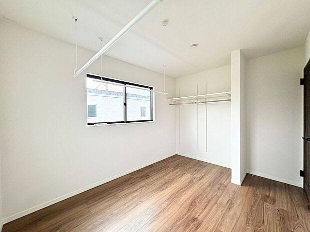 【スライド式物干し】天井から吊り下げることでスペースを無駄にせずに部屋干しができ、使わない時は収納できます。近くに窓があるので日光と風を取り入れることができ、部屋干しでも洗濯物を乾かすことができる設計です。