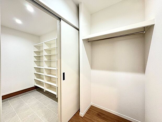 【シューズクローク、シューズクローク】【1号地】玄関周りを整理整頓し、家事動線を効率化するシューズクローク&ファミリークローク。家族全員の荷物を一箇所にまとめて、部屋全体をスッキリ見せます。