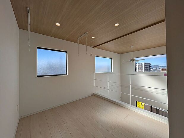 【【2号地】ホール】天井から吊り下げ、スペースを無駄にせずに部屋干しすることができ、使わない時は収納できます。近くに窓があるので日光と風を取り入れることができ、部屋干しでも洗濯物を乾かすことができる設計です