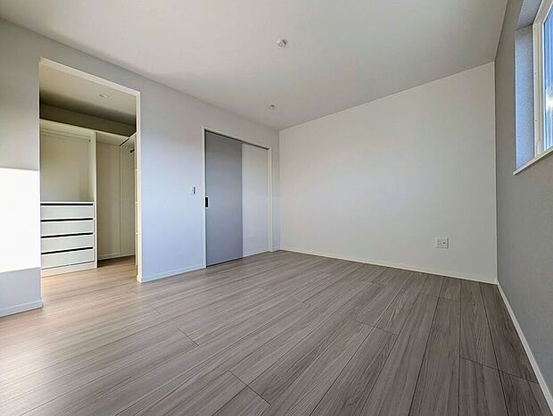 【【1号地】主寝室】自然光が優しく差し込む主寝室。シンプルで温かみのあるデザインが、心地よいリラックス空間を作り出しています。毎日の疲れを癒し、穏やかなひとときを過ごすことができる、落ち着いた空間です。