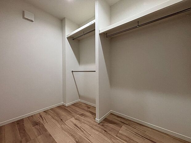 【ファミリークローク】【2号地】家族の衣類をまとめて収納できるファミリークロークで、洗濯から片付けまでの動線がスムーズ。片付けも整理もラクになり、清潔で整った暮らしをサポートします。