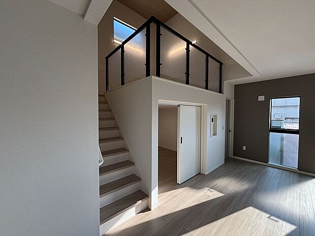 【DEN】【3号地】リビング横に位置し、引き戸があるので急な来客時にもリビングをすっきり見せられます。小部屋としての利用も可能で、ライフスタイルに合わせた自由な楽しみ方ができる快適なスペースです。