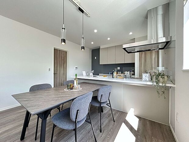 【ダイニング】【1号地】シンプルでスタイリッシュなデザインのダイニングはご家族の食事の時間をより特別に。自然光が差し込む明るくあたたかい空間で、ご友人を招いての楽しいひとときにもぴったり。