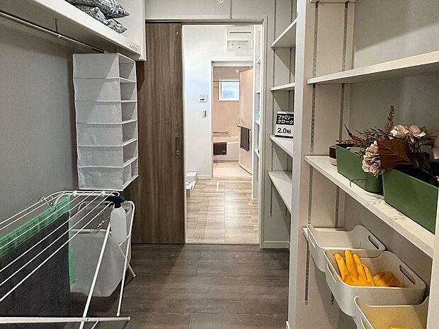 【ファミリークローク】【1号地】1階2wayと2階ホールにファミリークロークを設置。水回り側で衣類・下着やタオルなど収納でき便利です。