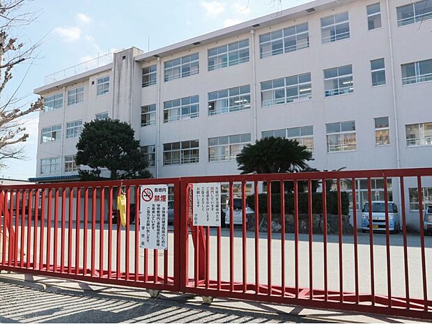 福岡市立「筑紫丘」中学校(約1,900m)