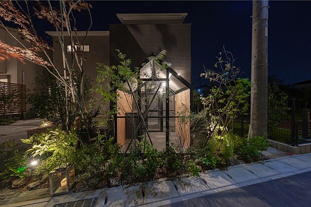 【現地街並み（夜景）】※2025年6月撮影