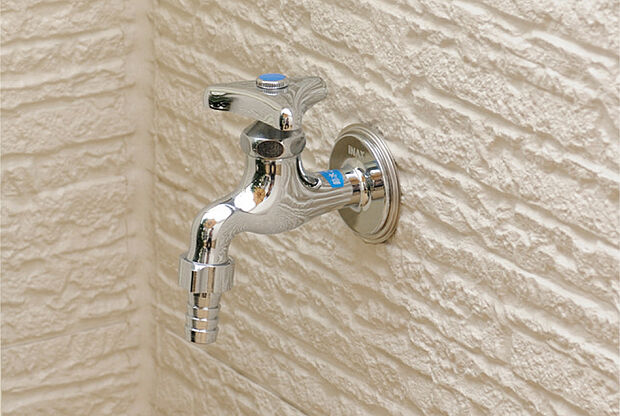 【バルコニー水栓】バルコニーで水仕事やガーデニングなどをする時に便利なバルコニー水栓を設置。