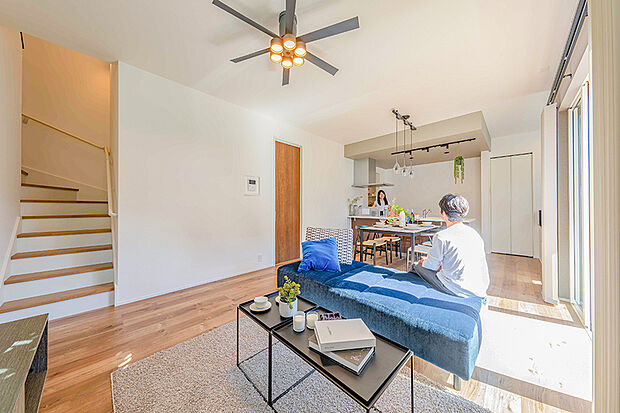 【近隣MODEL HOUSE 公開中】リビング階段を採用する事で、家族の気配を自然に感じる事が出来ます。※2025年10月撮影