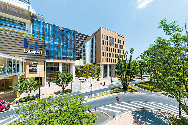 ららぽーと柏の葉(現地より徒歩13分)