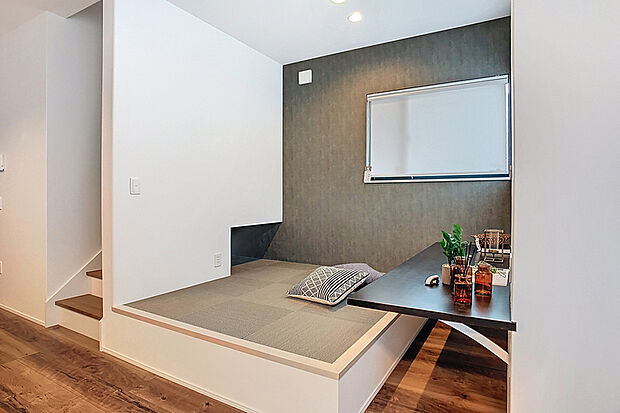 【モデルハウス1号棟】【多用途に使えるファミリーラウンジ】
ファミリーラウンジは、テレワークや在宅学習にも使えるミニ書斎的な使い方ができるため、生活の変化にも柔軟に対応可能です。／1号棟※2025年8月撮影