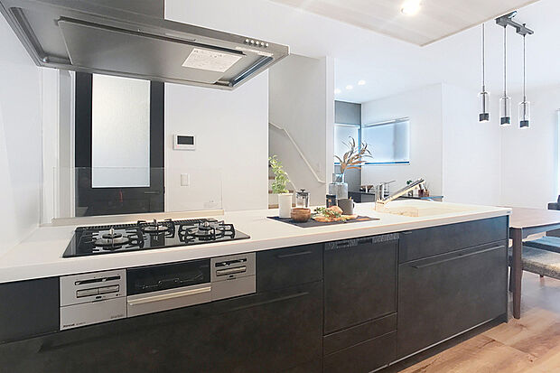 【モデルハウス1号棟】【機能性と美しさを両立したキッチン】
家事効率を高める設備や収納を備えたキッチンは、使い勝手の良さとデザイン性を兼ね備えています。／1号棟※2025年8月撮影