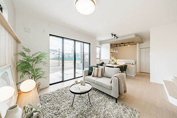 【モデルハウス1号棟】リビングの天井高は2.7mを確保。高さのあるハイサッシと合わせて、あふれる陽光と伸びやかな開放感を存分に楽しめます。※1号棟/2025年10月撮影