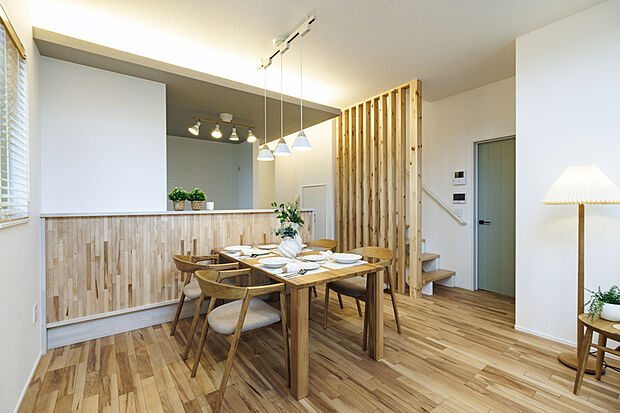 【モデルハウス2-31号棟】【ぬくもりに包まれるダイニング】
キッチンカウンター下には天然木ならではのぬくもりを感じるアクセントパネルを施しました。あたたかな空間が家族団らんのひとときを彩ります。
※2-31号棟/2025年