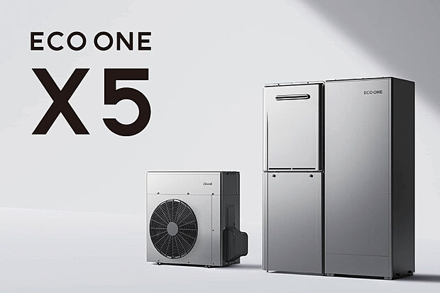 【ECO ONE X5／ハイブリッド給湯・暖房システム】「ECO ONE X5」は、ガスと電気の良い部分を取り出して併用したハイブリッド給湯・暖房システム。スマートフォンアプリを活用して、屋内・外出先から給湯器や床暖房のリモコン操作、光熱費のチェックができ