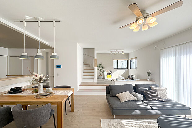 【モデルハウス5号棟】リビングから2段上がった小上り空間。リビングから自然につながり、仕事や学び、寛ぎなど多彩な使い方が可能です。※5号棟/2025年10月撮影(分譲済)