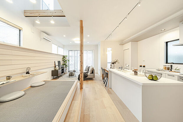 【モデルハウス4-12号棟(木肌街区)】料理をしながら、家族と繋がる。 キッチン前に設けたステアリビングは、料理中も家族の気配を感じられる、心地よい空間です。※4-12号棟/2025年10月撮影