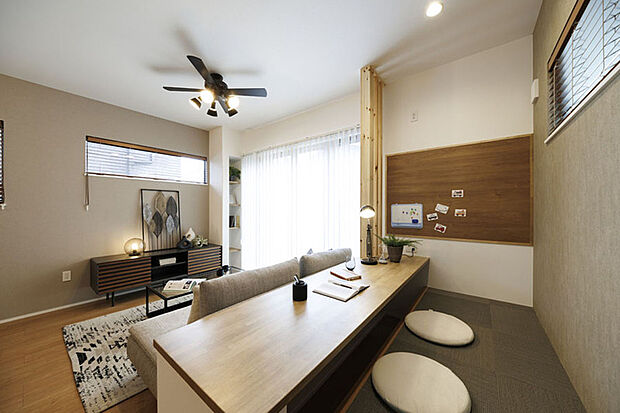 【モデルハウス1号棟】肌触りの優しいテキスタイルフロアを採用しているので、お子様のお昼寝スペースとしても活躍。段差に腰かけて会話も楽しめます。※1号棟／2025年4月撮影