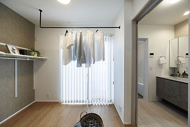 【モデルハウス1号棟】雨の日や花粉に強く、夜間の部屋干しなどに役立つ洗面所併設の家事室を設けました。※1号棟／2025年4月撮影