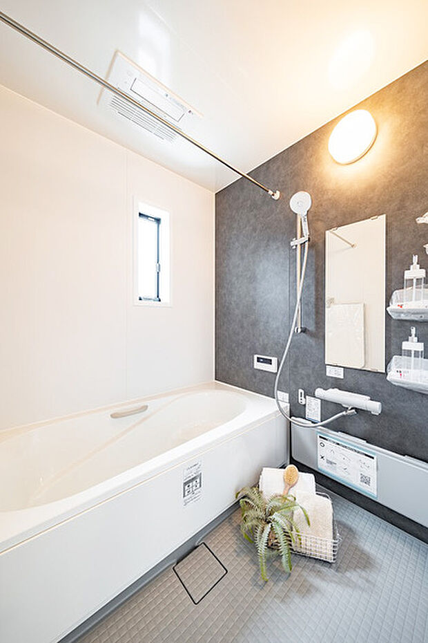 【モデルハウス2号棟】【1日の疲れを癒す、くつろぎのバスルーム】
清潔感あふれるゆったりとした浴室は、毎日頑張る自分へのごほうび空間。浴室乾燥機付きで雨の日の洗濯も安心。※2号棟／2025年8月撮影