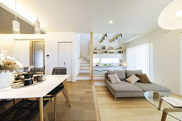 【モデルハウス1号棟】階段がリビング内にあることで、上下階のつながりができ、空間に広がりが生まれます。※1号棟／2025年5月撮影