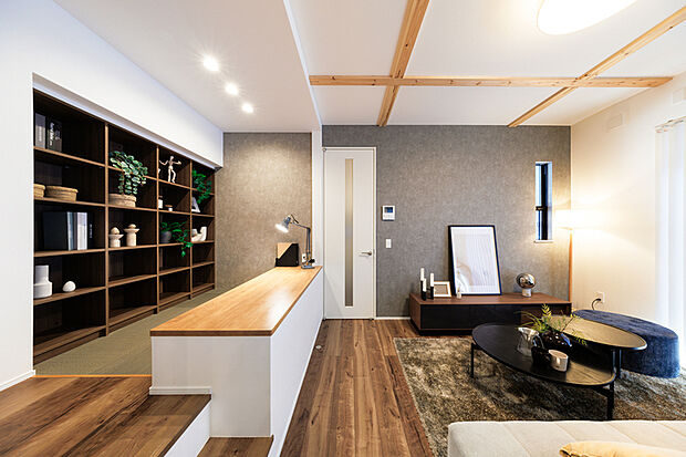 【モデルハウス1号棟】堀机を備えているので、足を伸ばしながらテレワークやリビング学習など、子どもから大人まで家族と程よい距離感で思い思いに過ごせます。※1号棟2025年10月撮影