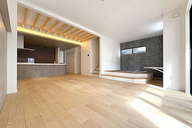 【【建物完成】1号棟】リビングの天井高は2.7m、サッシ高2.2mを確保した伸びやかなリビング。化粧梁をあえて見せることで、空間に立体感を演出しています。1号棟※2025年10月撮影