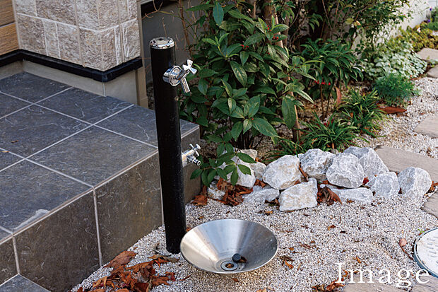 【デザイン水栓】街並みにも馴染むシンプルで味わい深いデザイン水栓。洗車や植栽への水遣り、夏の打ち水など様々なシーンで活躍します。