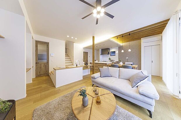 【モデルハウス1号棟】【暮らしを彩る、開放的なステアリビング】階段がLDKの一部になることで、広々とした空間と心地よい一体感が生まれます。※1号棟／2025年12月撮影