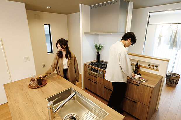 【2列型キッチン】シンクとコンロのカウンターを分けることで作業がしやすいスペースを確保。シンクとコンロの回遊性・移動距離が少なく使いやすくなっています。