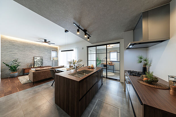 【モデルハウス9号棟】スムーズな動線で、料理をもっと楽しく。 2つの調理台とシンク、コンロが向かい合うことで、効率的な作業が叶います。※9号棟/2025年10月撮影(分譲済)