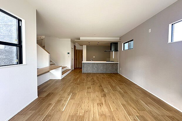 【【建物完成】4号棟】料理をしながら家族との会話を楽しめる対面キッチン。玄関まで目線が届く設計で、お子さまの帰宅をすぐに迎え入れられる安心感も備えています。※4号棟／2025年11月撮影