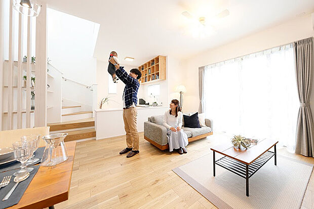 【ハイシーリング＆ハイサッシ】天井高2.7mのリビングが空間に縦の開放感を演出。明るさと開放感で、家族の集まるリビングがより快適で居心地の良い空間になります。