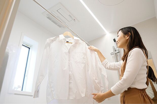 【浴室暖房乾燥機】雨の日や外出時に洗濯物を干せて便利です。寒い時は、あらかじめ室内を暖めて快適に入浴できる暖房付き乾燥機です。