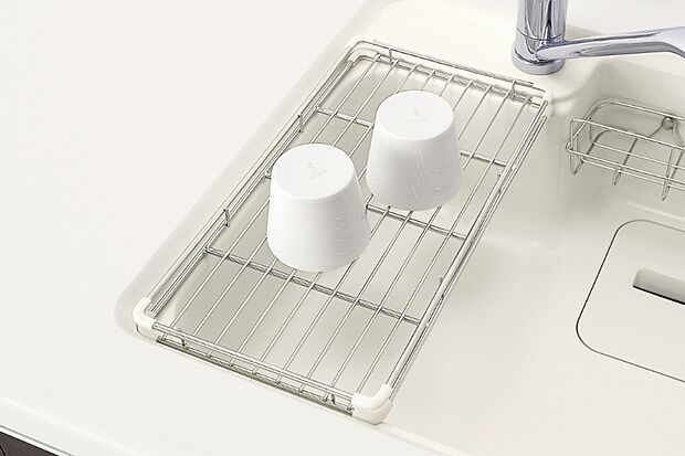 【クリナップ／水切りメッシュプレート」】シンクにぴったりと取り付けられるよう設計されているので、がたつきが少なく食器類を安定してのせることができるます。