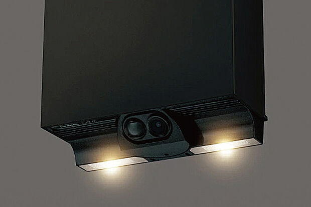 【みまもりカメラ】広範囲の撮影が可能な広角レンズを採用。また、200万画素&カラーナイトビジョンを備えているので、夜間でも広範囲をハッキリと確認できます。