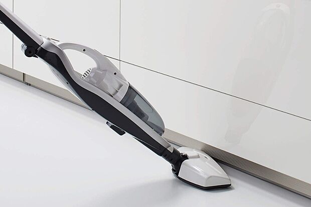 【クリナップ／フロアコンテナ】フロアコンテナの前板の下部はアルミ製なので衝撃や薬品に強く、床の掃除も気兼ねなくできます。