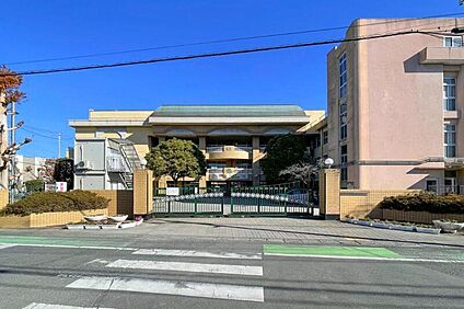 越ヶ谷小学校（現地より徒歩12分） 約930m