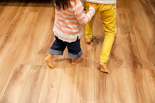 【床暖房】床下に温めたお湯を循環させることで、ホコリを舞い上がらせずに空間をポカポカに。