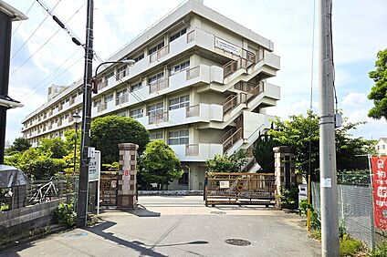 東浦和中学校（現地より徒歩7分） 約560m
