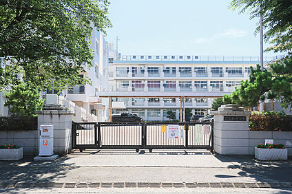 安松中学校（現地より徒歩16分） 約1250m
