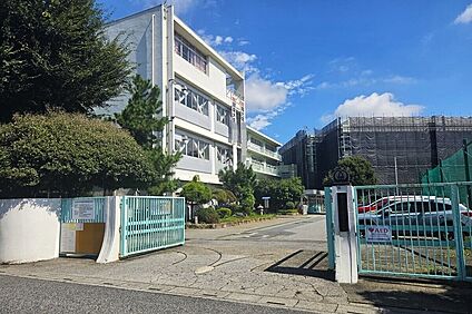 春日部中学校（現地より徒歩8分） 約620m