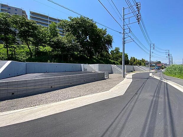 静かで穏やかな住宅地に広がる、明るい光に恵まれた全16区画の新規分譲地が誕生。お好みに合わせて外観、内装、キッチンスタイル、外構まで選べるセミオーダー住宅で、家族の理想をカタチに。