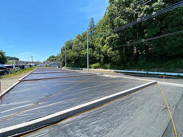 光と緑に包まれ、日々の暮らしに便利さと自然の潤いをもたらすロケーション。この地で“わたしらしい”明るく心地よい住まいをセミオーダーで叶えてみませんか？