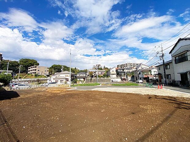 駅近ながら静けさが広がる平坦地。100m2超のゆとりある敷地が並ぶ全12区画で、家族の理想を自由に描ける新しい暮らしの舞台です。
