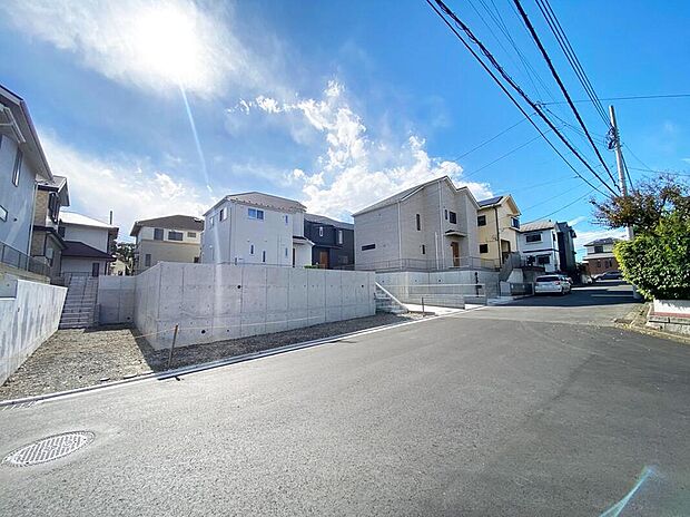 閑静な住宅街に位置し、前面道路は開放的な幅6.4mで車通りも少なく静かな環境です。建物は、外観・内装・キッチンスタイル・外構までお好みに合わせて選べるセミオーダー住宅で理想の住まいを叶えられます。
