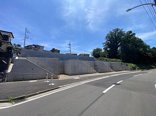 1-4号棟は、歩道付きのゆとりある幅員12.5mの道路に接道。住まいを道路より一段高い位置に配置することで、道路からの視線に配慮し、プライバシー性を高めた落ち着きのある住環境を実現しました。