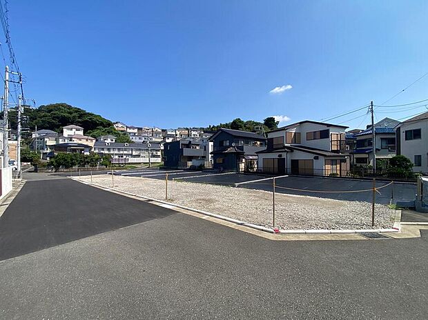 平坦な地形に広がる、開放感のある全7区画。前面道路は幅員5.5m中心とゆとりがあり、自転車やベビーカーでの移動はもちろん、車の出し入れもしやすく暮らしやすい住環境です。